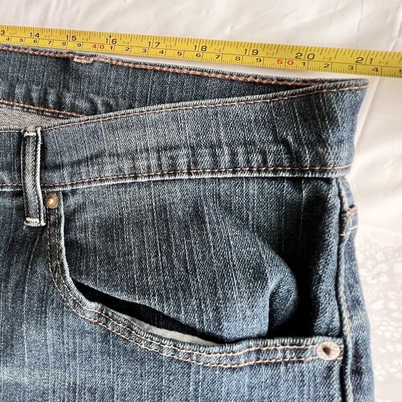 LEVI STRAUSS & CO. Men's 42x32 Style 559 Relaxed Straight Fit Jeans - Picture 12 of 16